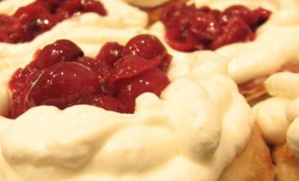 Пирожное с вишней
