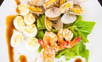 Салат с креветками и моллюсками
