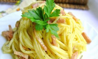Спагетти с копченым окороком и сыром