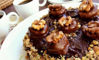 Шоколадный торт с черносливом и грецкими орехами