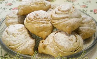 Слойки с ореховой начинкой