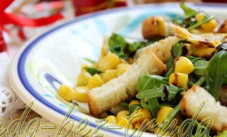 Салат с курицей, сухариками, кукурузой и рукколой