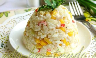 Салат с крабовыми палочками и рисом