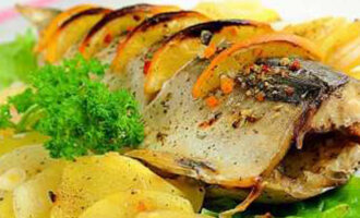 Скумбрия в духовке с картошкой