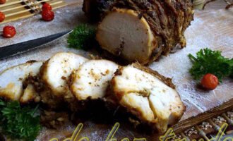 Разрез пастромы из куриной грудки, показывающий нежное мясо и пряную обмазку
