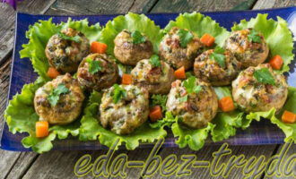 Фаршированные шампиньоны колбасой и сыром