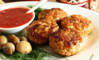 Котлеты куриные с брынзой и копченой грудинкой
