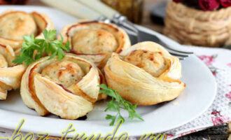 Закусочные розочки из курицы и слоеного теста