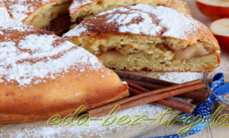 Манник с яблоками на кефире