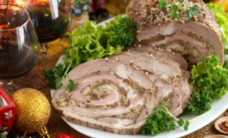 Мясной рулет грибами и сыром