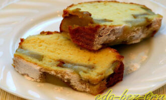 Шарлотка с грушами