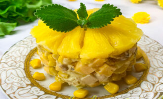Салат с ананасами и курицей